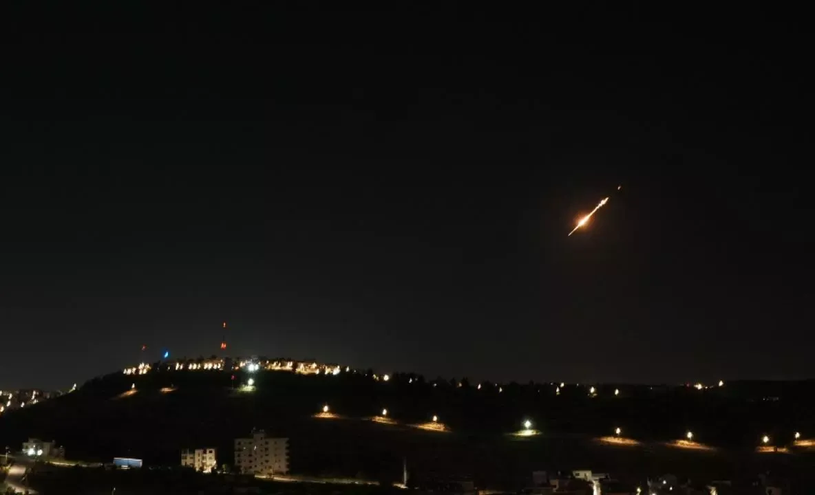 Israelul intensifică loviturile asupra Iranului și Libanului, Iranul arată „orașele de rachete”