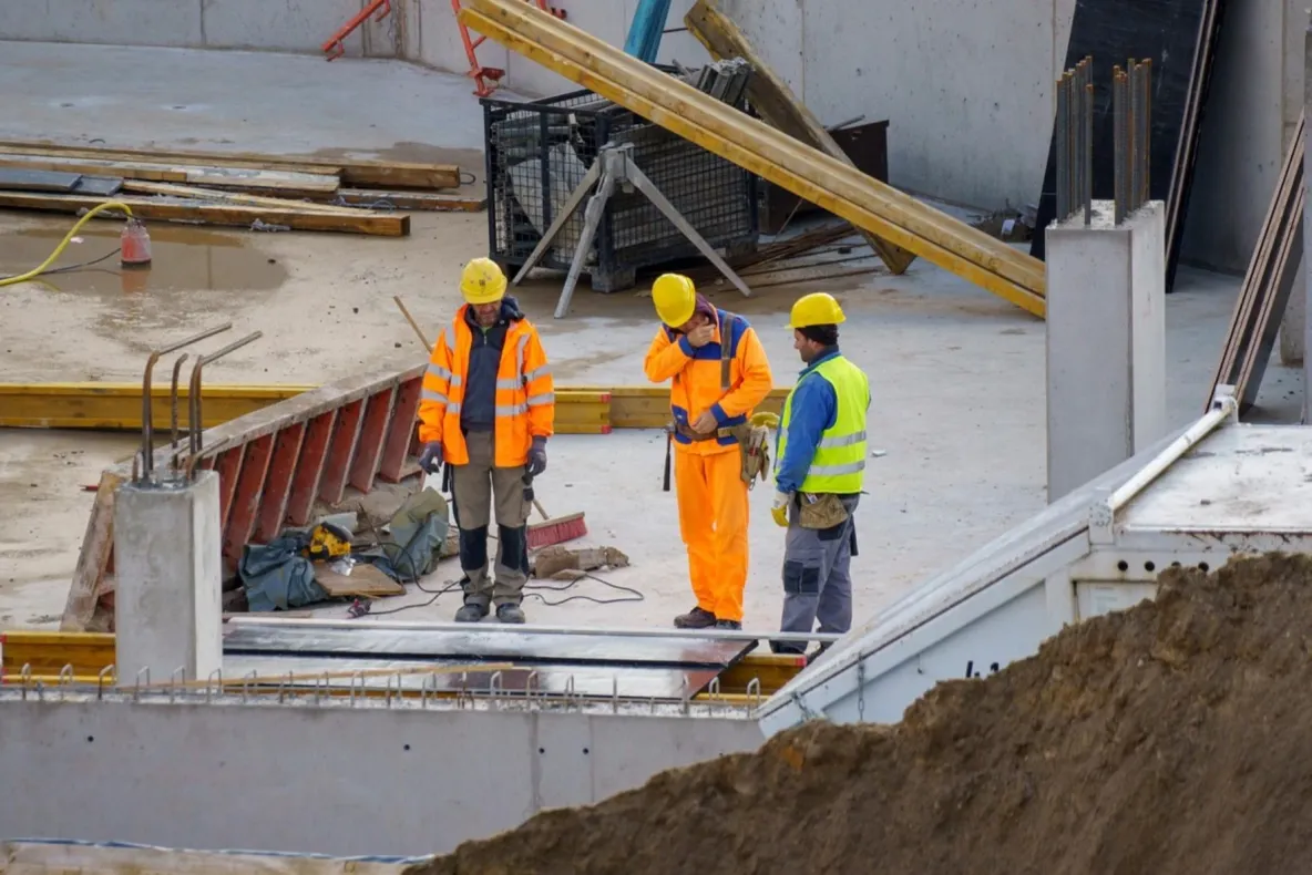 Spania caută 700.000 de muncitori în construcții: salariile ajung la 30.000 de euro