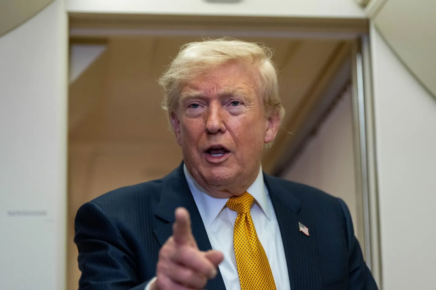 Donald Trump amenință Iranul cu noi bombardamente: „Îi vom lovi foarte tare în seara aceasta şi îi vom lovi tare şi mâine”