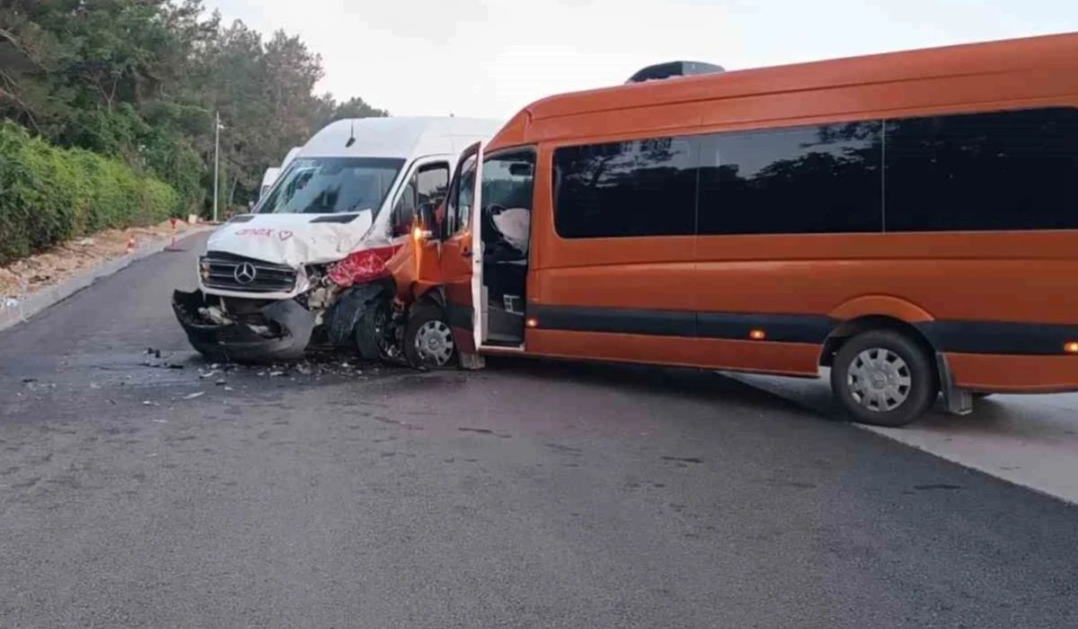 Șase români, răniți într-un accident cu microbuze turistice în Antalya