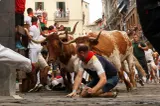 Au stat în calea taurilor și au ajuns pe mâna medicilor. 13 răniți la festivalul din Pamplona, unii au suferit fracturi și comoții - VIDEO