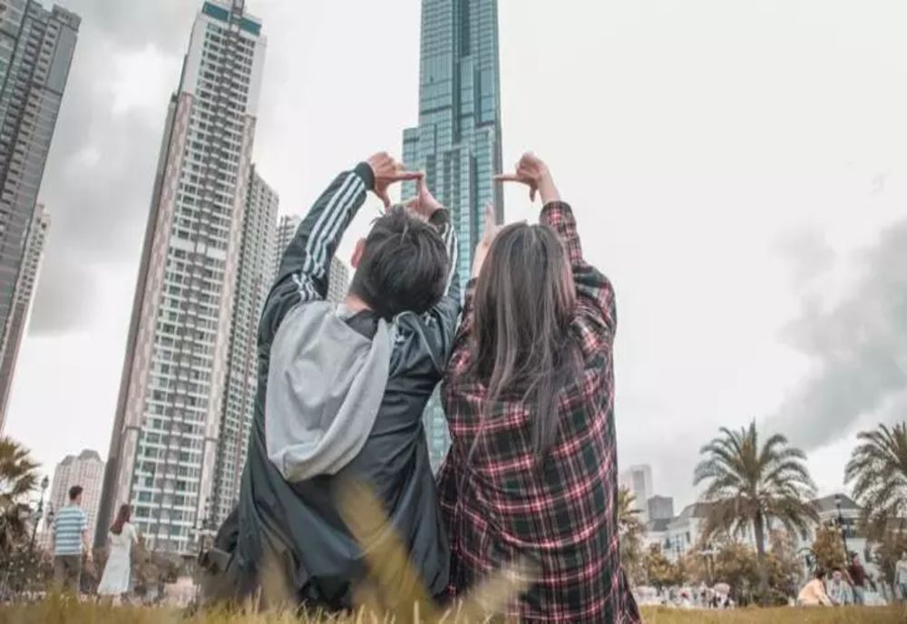 Un cuplu a călătorit 5 ani fără să plătească nimic la cazare. Care sunt trucurile folosite de cei doi