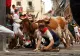 Au stat în calea taurilor și au ajuns pe mâna medicilor. 13 răniți la festivalul din Pamplona, unii au suferit fracturi și comoții - VIDEO